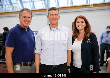 Mike Bolger, Exploration Ground Systems Manager der NASA, Artemis I Assistant Launch Director, Jeremy Graeber, Und Launch Director Charlie Blackwell-Thompson werden im Firing Room 2 des Rocco A. Petrone Launch Control Center im Kennedy Space Center der Agentur in Florida während einer Zertifizierungszeremonie am 12. August 2022 fotografiert. Die Zeremonie wurde zum Gedenken an die Zertifizierung des Artemis I Launch Teams nach der Launch Simulation im Dezember 2021 abgehalten. Während der Zeremonie verteilten Bolger, Graeber und Blackwell-Thompson Zertifikate an einzelne Mitglieder der Th Stockfoto