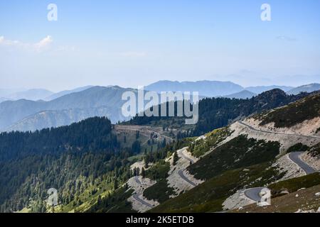 Sinthan Top, Kaschmir, Indien. 4. Oktober 2022. Fahrzeuge bewegen sich durch die Sinthan-Spitze, einen hohen Gebirgspass, etwa 135kms von Srinagar, der Sommerhauptstadt von Jammu und Kaschmir. Das Hotel liegt innerhalb der Pir Panjal Bergkette, ist Sinthan Top ein hoher Gebirgspass auf einer Höhe von 3,792m (12.440ft) über dem Meeresspiegel, im Anantnag Bezirk von Kaschmir Tal. (Bild: © Saqib Majeed/SOPA Images via ZUMA Press Wire) Stockfoto