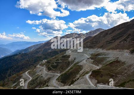 Sinthan Top, Kaschmir, Indien. 4. Oktober 2022. Fahrzeuge bewegen sich durch die Sinthan-Spitze, einen hohen Gebirgspass, etwa 135kms von Srinagar, der Sommerhauptstadt von Jammu und Kaschmir. Das Hotel liegt innerhalb der Pir Panjal Bergkette, ist Sinthan Top ein hoher Gebirgspass auf einer Höhe von 3,792m (12.440ft) über dem Meeresspiegel, im Anantnag Bezirk von Kaschmir Tal. (Bild: © Saqib Majeed/SOPA Images via ZUMA Press Wire) Stockfoto