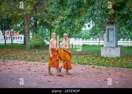 Junge Novizenmönche gehen, aufgenommen in Ayutthaya, Thailand. Stockfoto