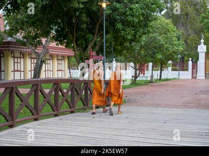 Junge Novizenmönche gehen, aufgenommen in Ayutthaya, Thailand. Stockfoto