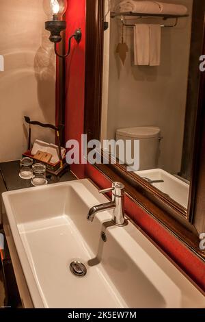 Waschbecken im Badezimmer in einem Resort für Luxus im Urlaub. Stockfoto