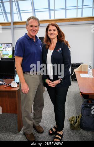 Mike Bolger (links), Exploration Ground Systems Manager der NASA, und Charlie Blackwell-Thompson, Launch Director von Artemis I, werden während einer Zertifizierungszeremonie am 12. August 2022 im Firing Room 2 des Rocco A. Petrone Launch Control Center im Kennedy Space Center der Agentur in Florida fotografiert. Die Zeremonie wurde zum Gedenken an die Zertifizierung des Artemis I Launch Teams nach der Launch Simulation im Dezember 2021 abgehalten. Während der Zeremonie verteilten Bolger und Blackwell-Thompson Zertifikate an einzelne Mitglieder des Launch-Teams. Die erste in einer immer komplexeren Serie Stockfoto