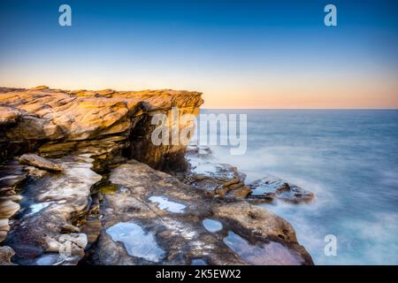 Klippenküste entlang des Kamay Botany Bay National Park Stockfoto