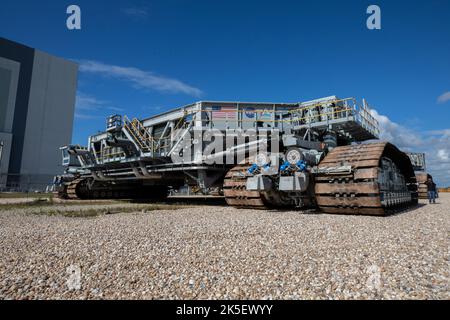 Ingenieure und Techniker fahren am 1. Juni 2022 den Crawler-Transporter 2 entlang des Crawlerweges in Richtung Vehicle Assembly Building (VAB) im Kennedy Space Center der NASA in Florida. Der Crawler wird in den VAB gehen, wo er unter dem Artemis I Space Launch System mit der Orion-Sonde oben auf dem mobilen Launcher gleiten und ihn zum Launch Complex 39B tragen wird, um vor dem Artemis I Launch einen NassGeneralprobeversuch durchzuführen. Artemis I wird der erste integrierte Test der Raumfahrzeuge SLS und Orion sein. In späteren Missionen wird die NASA die erste Frau und die erste farbige Person auf die Oberfläche von t landen Stockfoto