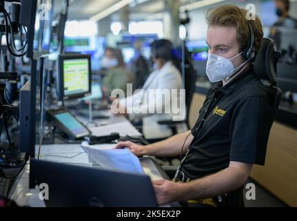 NASA-Ingenieure überwachen die Drehung des zweiten primären Spiegelflügels des James Webb Space Telescope im Mission Operations Center in Baltimore. Webb, ein Infrarot-Teleskop mit einem 6,5-Meter-Hauptspiegel, wurde nach dem Start eingesetzt. Es wird die kosmische Geschichte vom Sonnensystem bis zu entfernten Galaxien als Flaggschiff-Observatorium der NASA untersuchen. Stockfoto