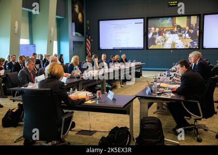 Die NASA SpaceX Crew-4 Flight Readiness Review findet am 15. April 2022 im Kennedy Space Center statt. Die Mission soll am 23. April 2022 um 5:26 Uhr EDT vom Launch Complex 39A des Weltraumhafens Florida starten. Die NASA-Astronauten Kjell Lindgren, Bob Hines und Jessica Watkins sowie die ESA-Astronautin Samantha Cristoforetti werden an Bord des Crew Dragon von SpaceX, angetrieben von der Falcon 9-Rakete des Unternehmens, zur Station fliegen. Stockfoto