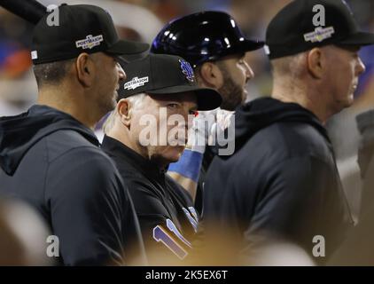 New York, USA. 07. Oktober 2022. Buck Showalter, Manager von New York Mets, beobachtet sein Team beim siebten Inning von Spiel eins der American League Wild-Card-Serie im Citi Field in New York City am Freitag, den 7. Oktober 2022, wie es die Padres von San Diego spielt. Foto von John Angelillo/UPI Credit: UPI/Alamy Live News Stockfoto