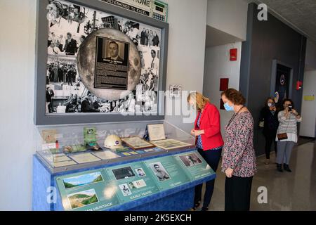 Eine Ausstellung zu Ehren des ehemaligen Kennedy Space Center Startup Director Rocco Petrone wird während der Umbenennung des Launch Control Center am 22. Februar 2022 gesehen. Stockfoto
