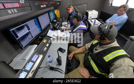 Boeing-Teams im Mobile Landing Control Center (MLCC) bereiten sich auf die Landung des Boeing-Raumschiffs CST-100 Starliner am Mittwoch, den 25. Mai 2022, im Space Harbour der White Sands Missile Range in New Mexico vor. Boeings Orbital Flight Test-2 (OFT-2) ist der zweite unbemundete Flugtest von Starliner zur Internationalen Raumstation im Rahmen des NASA Commercial Crew Program. OFT-2 dient als durchgängiger Test der Systemfunktionen. Stockfoto