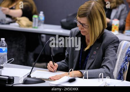 Kathryn Lueders, Associate Administrator des NASA Space Operations Mission Directorate, nimmt an einer Flight Readiness Review für die Crew-5 Mission der Agentur im Kennedy Space Center in Florida am 26. September 2022 Teil. Die NASA- und SpaceX-Manager hielten die Überprüfung ab, um zu bestätigen, dass die Rakete SpaceX Falcon 9 und die Raumsonde Crew Dragon startbereit sind. Crew-5 soll im Rahmen des Commercial Crew Program der Agentur vom Kennedy Launch Complex 39A zur Internationalen Raumstation starten. Dies wird die fünfte Crew-Rotation-Mission des menschlichen Transportsystems von SpaceX und sein sechster Flug sein Stockfoto