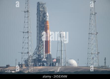 Die NASA-Rakete Space Launch System (SLS) mit der Orion-Sonde an Bord wird auf einem mobilen Trägerrakete am Launch Complex 39B, Sonntag, 3. April 2022, zu sehen sein, während das Artemis I-Startteam den Nassbücherprobeversuch im Kennedy Space Center der NASA in Florida durchführt. Vor dem Artemis I-Flugtest der NASA wird das Artemis I-Startteam bei der NassGeneralprobe durch Operationen zum Laden von Treibstoff, zur Durchführung eines vollständigen Startcountcountdowns, zur Demonstration der Fähigkeit, die Countdown-Uhr zu recyceln und die Tanks zu entleeren, um Zeitpläne und Verfahren für den Start zu üben. Stockfoto