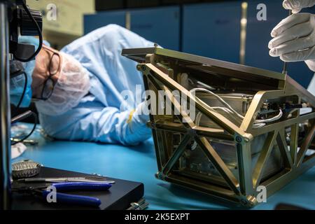 In der Space Station Processing Facility des Kennedy Space Centers installierte ein Ingenieur am 14. Juni 2022 das MSolo Massenspektrometer auf seiner Kühlerhalterung für PRIME-1, Teil der kommerziellen CLPS-Mondnutzlasten. MSolo, modifiziert für den Weltraum, wird Landeplätze auf dem Mond analysieren, Wasser untersuchen und Artemis-Missionen ab 2023 unterstützen. Stockfoto