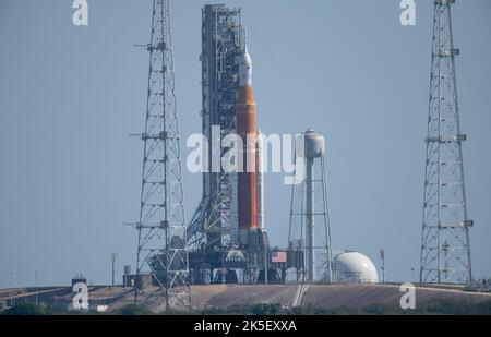 Die NASA-Rakete Space Launch System (SLS) mit der Orion-Sonde an Bord wird auf einem mobilen Trägerrakete beim Launch Complex 39B am Montag, den 4. April 2022, zu sehen sein, während das Artemis I-Startteam den NassGeneralprobeversuch im Kennedy Space Center der NASA in Florida durchführt. Vor dem Artemis I-Flugtest der NASA wird das Artemis I-Startteam bei der NassGeneralprobe durch Operationen zum Laden von Treibstoff, zur Durchführung eines vollständigen Startcountcountdowns, zur Demonstration der Fähigkeit, die Countdown-Uhr zu recyceln und die Tanks zu entleeren, um Zeitpläne und Verfahren für den Start zu üben. Stockfoto