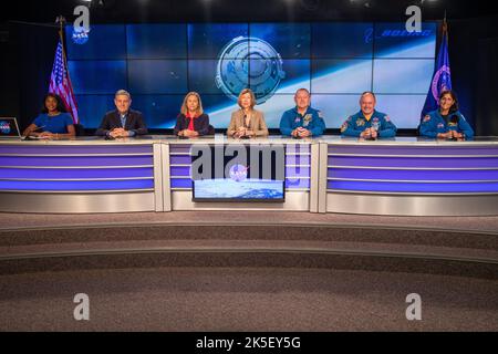 NASA-Beamte nehmen im Presseportal des Kennedy Space Center in Florida während des NASA Leadership Media Briefings vor dem Boeing Orbital Flight Test-2 (OFT-2), 18. Mai 2022, Fragen von Medienvertretern auf. Von links nach rechts sind Jasmine Hopkins, NASA Communications; NASA-Administrator Bob Cabana; Janet Petro, Direktorin des Kennedy Space Center der NASA; Kathryn Lueders, stellvertretende Administratorin, Space Operations Mission Directorate bei der NASA; NASA-Astronaut Butch Wilmore; NASA-Astronaut Mike Fincke; NASA-Astronaut Suni Williams. Boeings CST-100 Starliner ist Targe Stockfoto