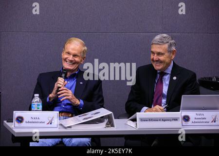 NASA-Administrator Bill Nelson, links, und Associate Administrator Bob Cabana nehmen an einer Flight Readiness Review für die Crew-5-Mission der Agentur im Kennedy Space Center in Florida am 26. September 2022 Teil. Die NASA- und SpaceX-Manager hielten die Überprüfung ab, um zu bestätigen, dass die Rakete SpaceX Falcon 9 und die Raumsonde Crew Dragon startbereit sind. Crew-5 soll im Rahmen des Commercial Crew Program der Agentur vom Kennedy Launch Complex 39A zur Internationalen Raumstation starten. Dies wird die fünfte Rundungsmission des menschlichen Transportsystems von SpaceX und der sechste Flug mit einem Astronauten sein Stockfoto