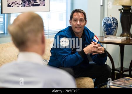 NASA-Administrator Bill Nelson spricht mit dem NASA-Astronauten SpaceX Crew-2 ESA (European Space Agency) Thomas Pesquet während eines Treffens mit den NASA-Astronautenkollegen Megan McArthur und Shane Kimbrough, Astronaut der Japan Aerospace Exploration Agency (JAXA) Akihiko Hoshide, dem NASA-Deputy Administrator Pam Melroy, Und NASA-Administrator Bob Cabana, Montag, 6. Juni 2022, im Mary W. Jackson NASA Headquarters Building in Washington DC. Stockfoto