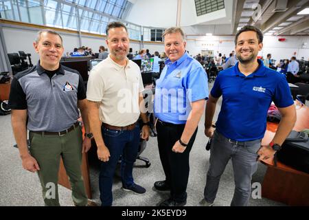 Mitglieder des Artemis I Launch Teams werden während einer Zertifizierungszeremonie am 12. August 2022 im Firing Room 2 des Rocco A. Petrone Launch Control Center im Kennedy Space Center der NASA in Florida fotografiert. Von links sind Danny Zeno, NASA-Testdirektor Carlos Monge, Jeff Spaulding, Senior NASA-Testdirektor und Dan Florez, NASA-Testdirektor. Die Zeremonie wurde zum Gedenken an die Zertifizierung des Artemis I Launch Teams nach der Launch Simulation im Dezember 2021 abgehalten. Während der Zeremonie verteilten leitende Mitglieder des Launch-Teams Zertifikate an individua Stockfoto