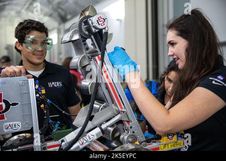 Studenten des San Diego State College bereiten ihren robotischen Bergmann auf die zweite Runde vor, um während des LUNABOTICS-Wettbewerbs der NASA am 27. Mai 2022 im Center for Space Education in der Nähe des Kennedy Space Center Visitor Complex in Florida in der Bergbauarena zu graben. Mehr als 35 Teams aus den USA haben ferngesteuerte Roboter für den Bergbau entwickelt und gebaut. Teams nutzten ihre autonomen oder ferngesteuerten Roboter, um in einem überdimensionalen Sandkasten mit Mondsimulant und Steinen zu manövrieren und zu graben. Ziel der Herausforderung ist es zu sehen, welcher Roboter des Teams Th sammeln und ablagern kann Stockfoto