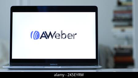 Das Logo von AWeber, einem E-Mail-Marketing-Unternehmen, das auf dem Bildschirm eines MacBook Air angezeigt wird Stockfoto