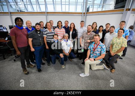 Mitglieder des Artemis I Launch Teams werden während einer Zertifizierungszeremonie am 12. August 2022 im Firing Room 2 des Rocco A. Petrone Launch Control Center im Kennedy Space Center der NASA in Florida fotografiert. In der Mitte ist Artemis I Launch Director Charlie Blackwell-Thompson. Hinter ihr links ist Mike Bolger, Manager von NASA’s Exploration Ground Systems, und rechts ist Jeremy Graeber, Assistant Launch Director. Die Zeremonie wurde zum Gedenken an die Zertifizierung des Artemis I Launch Teams nach der Launch Simulation im Dezember 2021 abgehalten. Während der Zeremonie, Senior Stockfoto