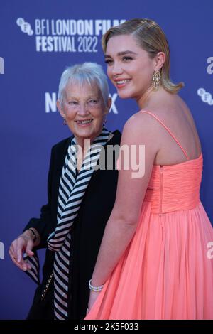 Florence Pugh und ihre Großmutter Oma Pat besuchen die Wonder Premiere im Rahmen des BFI London Film Festival 66. in Paris, Frankreich am 06. Oktober 2022. Foto von Aurore Marechal/ABACAPRESS.COM Stockfoto