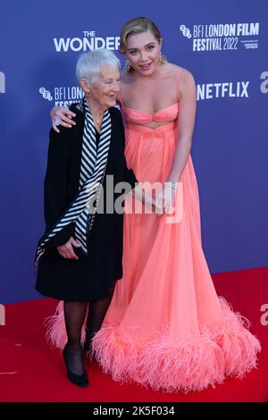Florence Pugh und ihre Großmutter Oma Pat besuchen die Wonder Premiere im Rahmen des BFI London Film Festival 66. in Paris, Frankreich am 06. Oktober 2022. Foto von Aurore Marechal/ABACAPRESS.COM Stockfoto