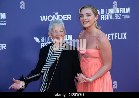 Florence Pugh und ihre Großmutter Oma Pat besuchen die Wonder Premiere im Rahmen des BFI London Film Festival 66. in Paris, Frankreich am 06. Oktober 2022. Foto von Aurore Marechal/ABACAPRESS.COM Stockfoto