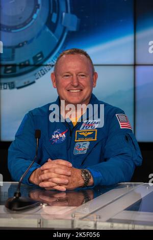 NASA-Astronaut Butch Wilmore nimmt am NASA Leadership Briefing vor dem Boeing Orbital Flight Test-2 (OFT-2) der Agentur am Kennedy Space Center der NASA in Florida, 18. Mai 2022 Teil. Boeings CST-100 Starliner-Raumschiff wird auf einer United Launch Alliance ATLAS V-Rakete vom Space Launch Complex-41 auf der Cape Canaveral Space Force Station für das Commercial Crew Programm der NASA starten. Stockfoto