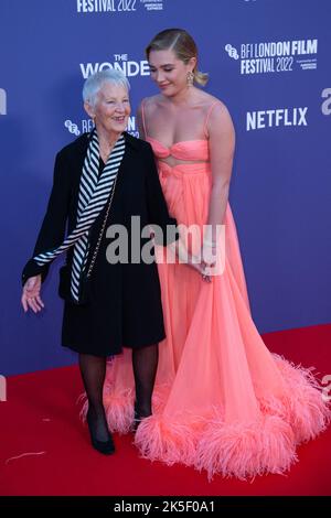 Florence Pugh und ihre Großmutter Oma Pat besuchen die Wonder Premiere im Rahmen des BFI London Film Festival 66. in Paris, Frankreich am 06. Oktober 2022. Foto von Aurore Marechal/ABACAPRESS.COM Stockfoto