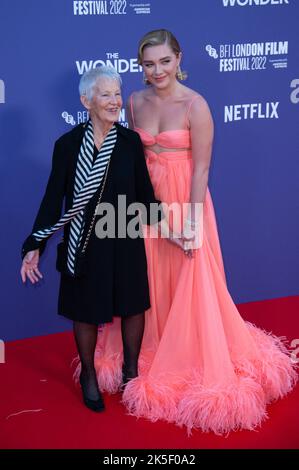 Florence Pugh und ihre Großmutter Oma Pat besuchen die Wonder Premiere im Rahmen des BFI London Film Festival 66. in Paris, Frankreich am 06. Oktober 2022. Foto von Aurore Marechal/ABACAPRESS.COM Stockfoto