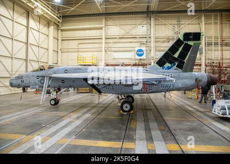Die rechte Ansicht eines F/A-18E Super Hornet zeigt Lastkalibrierungstests im Armstrong Flight Research Center der NASA in Edwards, Kalifornien, hinsichtlich Manöver- und Upgrade-Leistung. Stockfoto