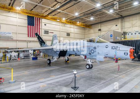 Die linke Ansicht eines F/A-18E Super Hornet zeigt Lastkalibrierungstests im Armstrong Flight Research Center der NASA in Edwards, Kalifornien, um Flugmanöver und Aufrüstleistung zu bewerten. Stockfoto