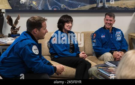 Der 2 NASA-Astronaut Thomas Pesquet, links, der ESA-Astronaut Thomas Pesquet, die NASA-Astronauten Megan McArthur, Mitte, und Shane Kimbrough werden während eines Treffens mit dem NASA-Administrator Bill Nelson, dem NASA-Deputy Administrator Pam Melroy, dem NASA-Associate Administrator Bob Cabana, Und ihr Crew-2-Mitglied, Astronaut der Japan Aerospace Exploration Agency (JAXA), Akihiko Hoshide, Montag, 6. Juni 2022, im Mary W. Jackson NASA Headquarters Building in Washington DC. Stockfoto