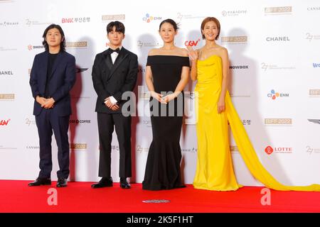 Oct 5, 2022-Busan, South Korea-(von links) GA Seong Mun, Choi Min Yeong, Kim Sun Young, Lee Yun Ji Pose for Take a picture during the Busan International Film Festival Red Carpet Event 27. at Cinema Center in Busan, South Korea. Stockfoto