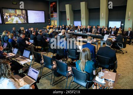 Die NASA SpaceX Crew-4 Flight Readiness Review findet am 15. April 2022 im Kennedy Space Center statt. Die Mission soll am 23. April 2022 um 5:26 Uhr EDT vom Launch Complex 39A des Weltraumhafens Florida starten. Die NASA-Astronauten Kjell Lindgren, Bob Hines und Jessica Watkins sowie die ESA-Astronautin Samantha Cristoforetti werden an Bord des Crew Dragon von SpaceX, angetrieben von der Falcon 9-Rakete des Unternehmens, zur Station fliegen. Stockfoto