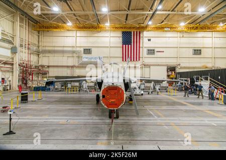 Eine Vorderansicht des F/A-18E Super Hornet zeigt, dass es im Armstrong Flight Research Center der NASA in Edwards, Kalifornien, Lastkalibrierungstests durchläuft, um Manöver und Upgrades zu evaluieren. Stockfoto