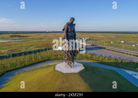 RSCHEW, RUSSLAND - 07. JULI 2021: Skulptur eines sowjetischen Soldaten an einem Julinachmittag. Rschewski das Denkmal den Soldaten, die in Gross Vaterländisch Wa umgekommen sind Stockfoto