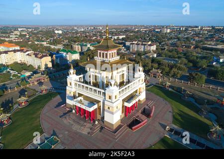 ELISTA, RUSSLAND - 21. SEPTEMBER 2021: Buddhistischer Tempel 'Goldener Aufenthaltsort von Buddha Shakyamuni' im Stadtbild an einem sonnigen Septembermorgen (Luftaufnahme) Stockfoto