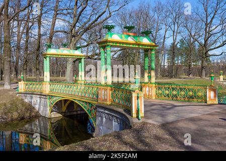 Alte chinesische Brücke im Alexander Park an einem sonnigen Maitag. Zarskoje Selo (Puschkin), Russland Stockfoto