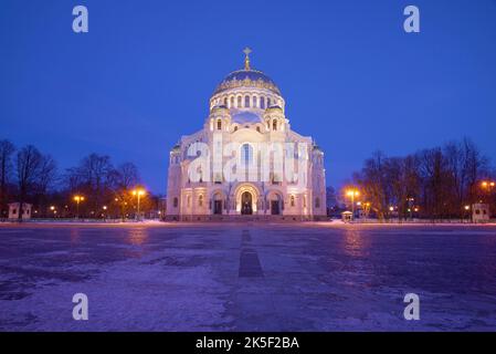 Blick auf die Marinekathedrale des Wundertäters St. Nikolaus auf dem Ankerplatz am Märzabend. Kronstadt. Sankt Petersburg, Russland Stockfoto