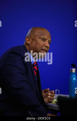 Kelvin Manning, stellvertretender Direktor des Kennedy Space Center, nimmt an einer Flight Readiness Review für die NASA-Crew-5-Mission im Weltraumbahnhof Florida am 26. September 2022 Teil. Die NASA- und SpaceX-Manager hielten die Überprüfung ab, um zu bestätigen, dass die Rakete SpaceX Falcon 9 und die Raumsonde Crew Dragon startbereit sind. Crew-5 soll im Rahmen des Commercial Crew Program der Agentur vom Kennedy Launch Complex 39A zur Internationalen Raumstation starten. Dies wird die fünfte Rundungsmission des menschlichen Transportsystems von SpaceX und sein sechster Flug mit Astronauten, einschließlich des Demo-2-Testfluges, nach dem das Team fliegen wird Stockfoto