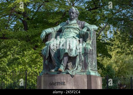 WIEN, ÖSTERREICH - 25. APRIL 2018: Denkmal für Johann Wolfgang von Goethe aus nächster Nähe Stockfoto