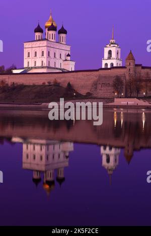 Alte Trinity Kathedrale mit Reflexion in der lilac Oktober Dämmerung. Pskow, Russland Stockfoto