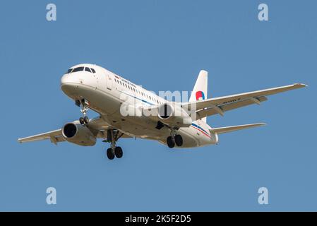 SANKT PETERSBURG, RUSSLAND - 13. MAI 2019: Flugzeug Sukhoi SuperJet 100-95LR (RA-89117) von Severstal Airlines auf Gleitpfad. Vorderansicht Stockfoto