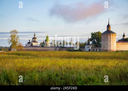 Blick auf das alte Kloster Kirillo-Belozersky an einem sonnigen Augustmorgen. Region Wologda, Russland Stockfoto