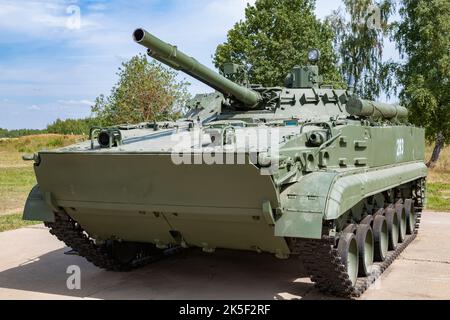 ALABINO, RUSSLAND - 19. AUGUST 2022: BMP-3 (Infanterie-Kampffahrzeug) Nahaufnahme an einem sonnigen Sommertag. Vorderansicht Stockfoto