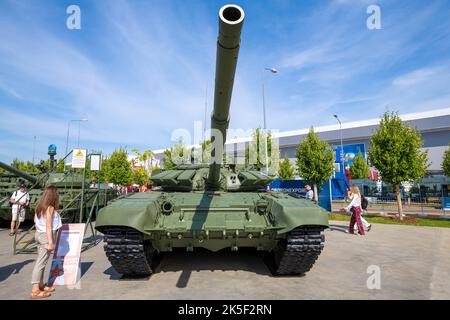 KUBINKA, RUSSLAND - 19. AUGUST 2022: Panzer T-72B3M - der Hauptpanzer der russischen Armee auf dem internationalen militärtechnischen Forum von 'Army-2022'. Patr Stockfoto