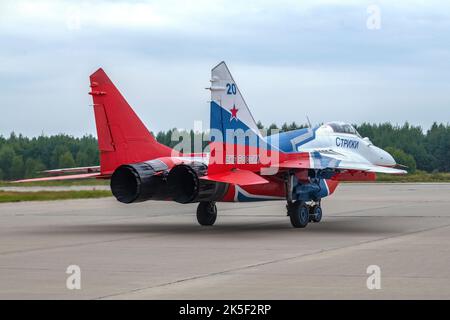KUBINKA, RUSSLAND - 20. AUGUST 2022: Sowjetische und russische Mehrrollenjäger MiG-29 (RF-91928) des Strizhi-Kunstflugteams auf dem Rollweg der Kubinka Stockfoto