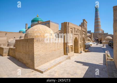 CHIWA, USBEKISTAN - 05. SEPTEMBER 2022: Sonniger Tag in der alten Innenstadt von Ichan-Kala Stockfoto